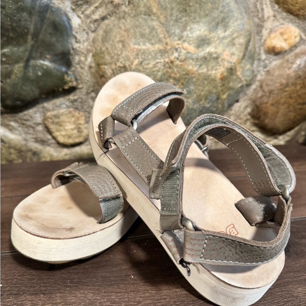 Teva size 7 platform sandal, green